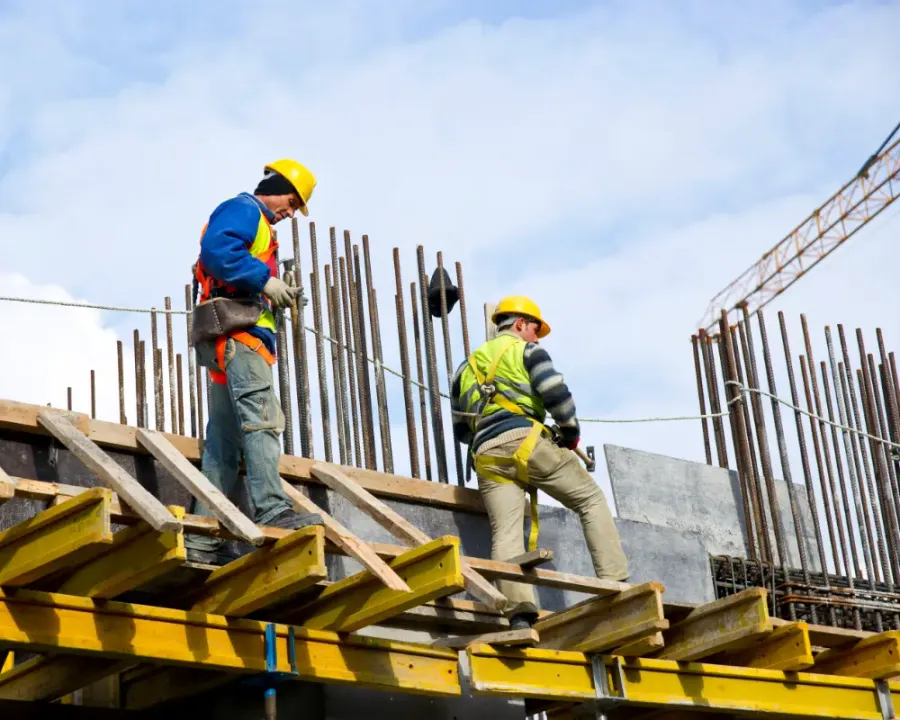 Handwerker mit Helm bei der Arbeit auf der Baustelle